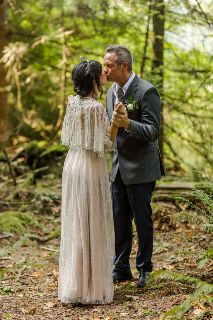 Say yes to a first look, first look, why should i have a first look, do i need a first look, first look on a wedding day, first look elopement, oregon elopement photographer, oregon elopement photography, oregon wedding photographer, oregon wedding photography, brogan marie photography